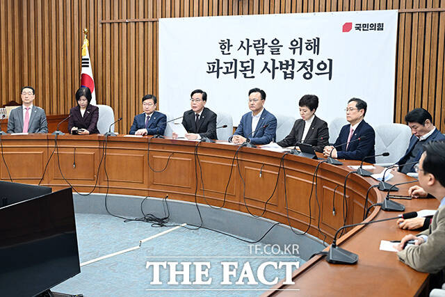 원내대책회의에서 발언하는 송 원내대표.