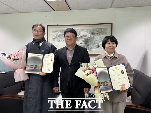 대전시가 양인화 초고장과 송영진 주조장을 무형유산 보유자로 인정하고 보유자 증서를 전달했다. /대전시