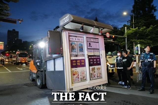 광진구청은 지난해 9월8일 노점 46곳, 같은달 25일 2곳을 철거했다. 이어 지난해 11월17일 7곳을 추가 철거했다. 현재는 노점이 모두 철거된 상태다. 사진은 지난해 9월 철거 당시 모습. /민주노점상전국연합