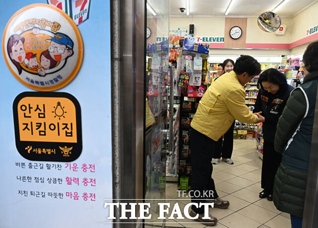 김광용 행정안전부 재난안전관리본부장이 6일 서울 노원구 을지초등학교 일대를 방문해 통학로 어린이보호구역을 점검하고 있다.