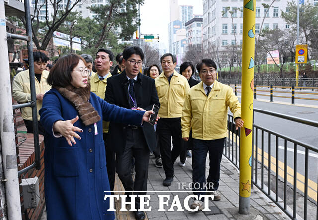 김광용 행정안전부 재난안전관리본부장이 6일 서울 노원구 을지초등학교 일대를 방문해 통학로 어린이보호구역을 점검하고 있다.