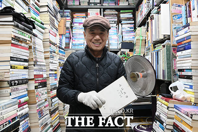 쌀쌀한 날씨 속에서도 손 씨는 환한 웃음으로 손님을 기다리고 있다.