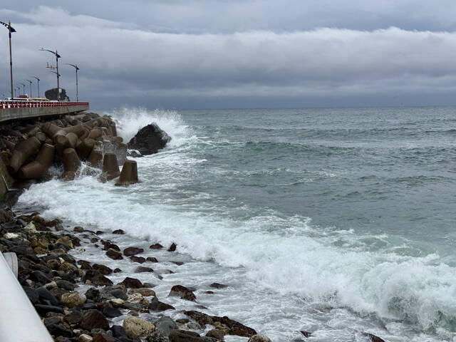 동해해경이 6일 낮 12시부터 기상특보 해제 시까지 연안사고 위험예보 주의보를 발령했다. /동해해경