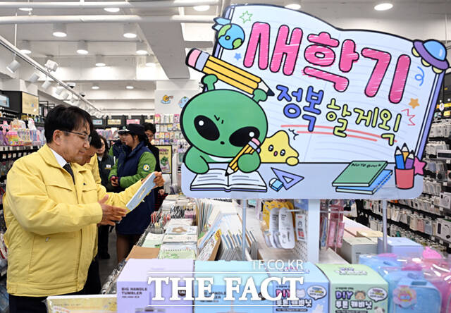 김광용 행정안전부 재난안전관리본부장이 6일 서울 노원구 을지초등학교 일대를 방문해 통학로 어린이보호구역을 점검하고 있다.