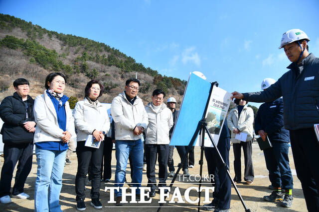 여수시의회 섬박람회 협력강화특위원회 김채경 위원장과 민덕희 부위원장, 강현태·김철민 위원이 4일 화정면 개도 부행사장과 금오도 여가캠핑장 등을 방문해 2026 여수세계섬박람회 행사장 조성 추진 상황을 점검하고 있다. /여수시의회