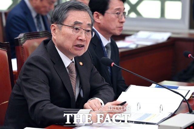 조현 외교부 장관은 6일 오전 국회 외교통일위원회 전체회의에 출석해 