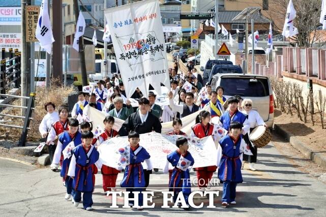 충남최초독립만세운동추진위원회가 6일 부여군 임천면 만세장터에서 제2회 충남 최초 3·1 만세운동 기념행사를 열고 시가지를 돌면서 독립만세운동을 재현하고 있다. /부여군