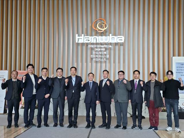 한국 정부가 독자적인 국방 AI 도입에 박차를 가하는 가운데 대통력 직속 국가AI전략위원회는 지난 4일 판교 한화에어로스페이스에서 개최된 국방분야 인공지능전환(AX) 가속화를 위한 방산기업 간담회를 열었다. /국가AI전략위원회