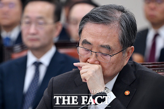 '중동 사태 현안 관련' 의원 질의 듣는 조 장관.