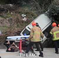  울릉도서 새해 첫 교통사고…'운전 부주의'로 차량 언덕 위 돌진