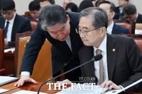  대화 나누는 김경협-조현 [포토]