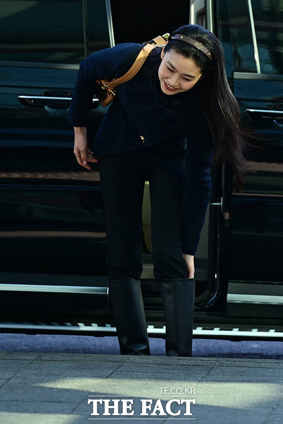 차에서 내린 배우 겸 모델 정호연.