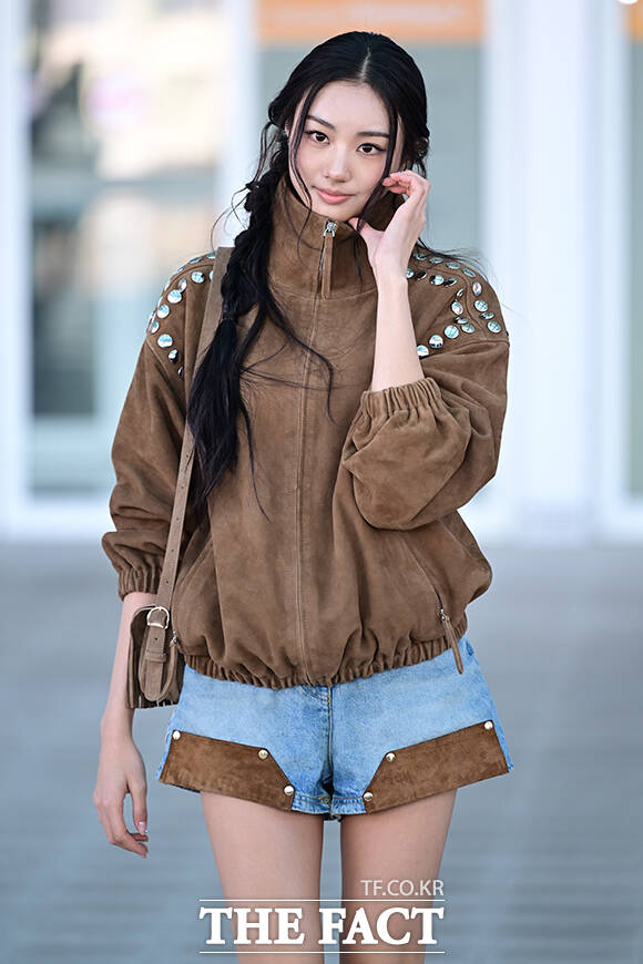 그룹 미야오의 가원이 7일 오전 인천국제공항에서 프랑스 파리로 출국하며 포즈를 취하고 있다. /인천국제공항=남윤호 기자