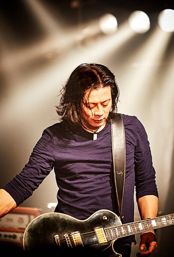 이성수는 대중음악 역사상 유일하게 대중적 성공을 거둔 헤비니스 밴드로 꼽히는 크래쉬의 기타리스트로 활약했으며, 이후 하드록 밴드 해리빅버튼의 프런트맨으로 활동하고 있는 헤비니스의 산증인이다./본인 제공