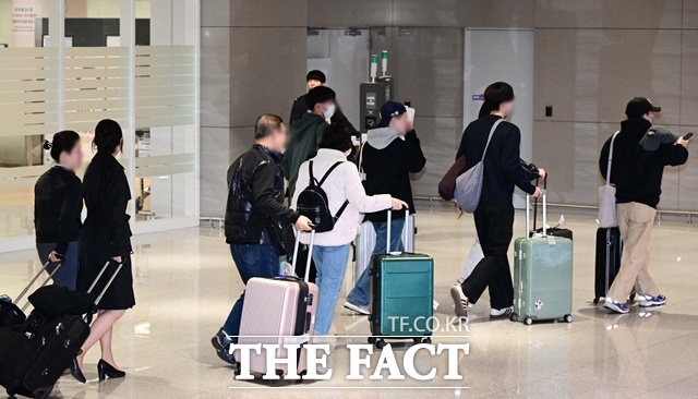 미국·이스라엘과 이란의 군사 충돌 여파로 중동 정세 불안이 고조되는 가운데 아랍에미리트(UAE) 두바이에 체류 중인 한국인 관광객이 5일 인천국제공항 제2터미널을 통해 귀국하고 있다. /뉴시스