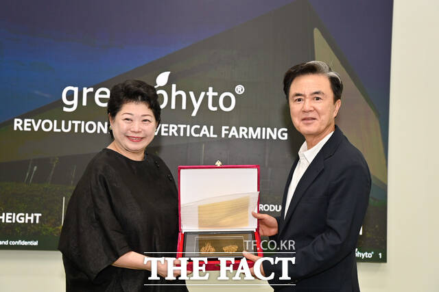 김태흠 충남도지사(오른쪽)가 6일 싱가포르 스마트팜 기업 그린파이토를 방문해 수잔 총 최고경영자(CEO)에게 충남을 상징하는 기념품을 전달하고 있다. /충남도