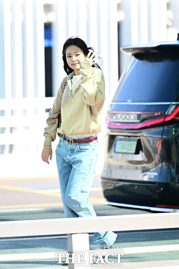 아침 햇살 한 몸에 받은 제니.