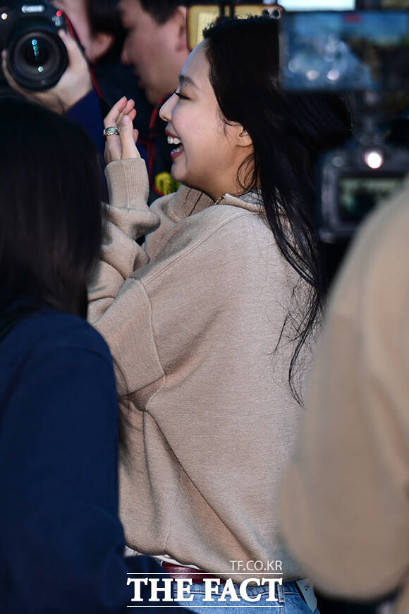 제니의 모습을 담고 싶은 취재진이 큰 목소리로 