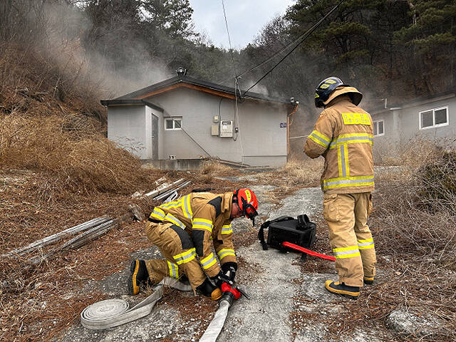 영주소방서가 봉화군, 119산불특수대응단, 봉화소방서, 산림청, 소백산국립공원 등 10개 기관과 산불 진화 헬기 3대가 동원된 대형산불 합동훈련을 했다. /영주소방서