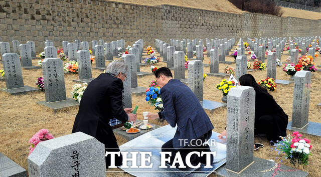 고 김신열 씨는 남편이 안장된 국립대전현충원에 안장됐다. /유족 페이스북 갈무리