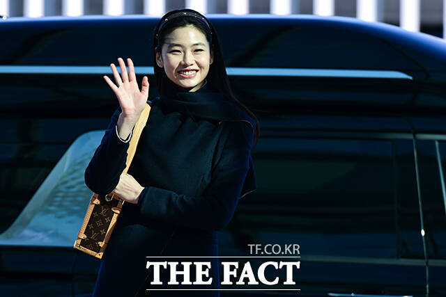 취재진과 팬들을 향해 인사.