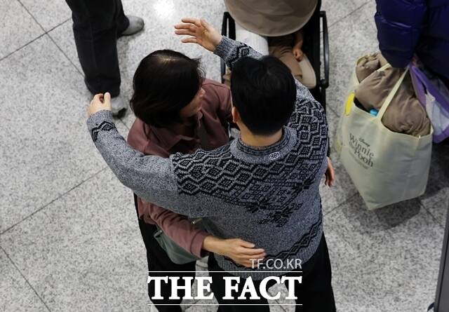 외교부는 7일 미국·이스라엘의 이란 공습 이후 중동 지역에 발이 묶인 우리 국민에 대한 귀국 지원을 지속하고 있다고 밝혔다. 사진은 전날 아랍에미리트(UAE) 두바이공항에서 인천국제공항으로 오는 직항편 운항이 재개돼 중동 체류 국민이 귀국하며 가족과 만난 모습. /뉴시스