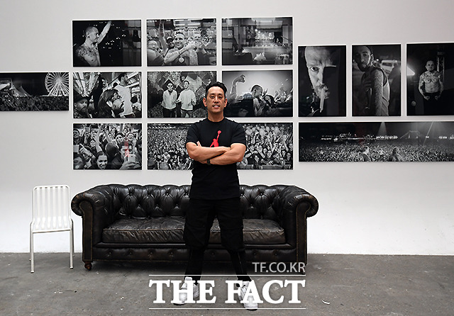 메탈리카와 린킨파크, 아이언메이든은 2025년 전 세계에서 가장 많은 공연 수익을 벌어들인 뮤지션으로 집계됐다. 다만 이는 이들이 특별한 사례일 뿐, 일반화 하기에는 무리라는 평이다. 사진은 린킨파크의 조 한이 멤버를 촬영한 사진 앞에서 포즈를 취하는 모습이다./더팩트DB