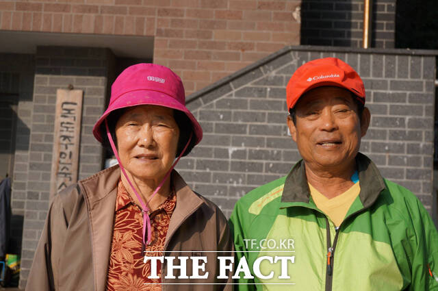 고 김성도(오른쪽) 독도 이장과 부인 김신열 씨가 생전 독도주민숙소에서 환하게 웃는 모습. /유족 페이스북 갈무리