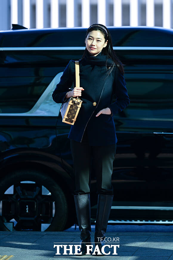 아침 햇살 받으며 출국하는 정호연.