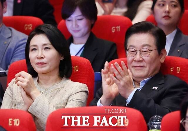 이재명 대통령이 영화 '왕과 사는 남자'가 천만 관객을 돌파한 데 대해 축하 메시지를 보냈다. 사진은 이재명 대통령과 김혜경 여사가 지난해 9월 20일 부산 해운대구 영화의전당에서 부산국제영화제 공식상영작 '극장의 시간들'을 관람한 뒤 감독과 배우들의 소감을 들으며 박수를 치고 있다. /대통령실통신사진기자단·뉴시스