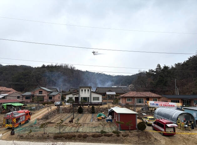 영주소방서가 봉화군, 119산불특수대응단, 봉화소방서, 산림청, 소백산국립공원 등 10개 기관과 산불 진화 헬기 3대가 동원된 대형산불 합동훈련을 했다. /영주소방서