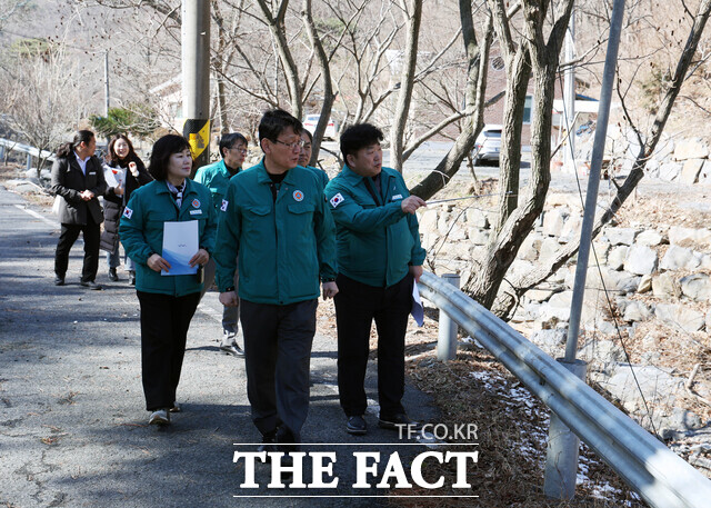 홍종완 충남도 행정부지사(가운데)가 도내 관계자들과 7일 보령시 성주면 성주천 일대를 방문해 하천·계곡 불법 점용시설 정비 현장을 점검하고 있다. /충남도