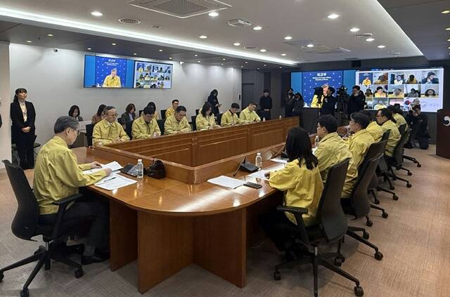 조 장관은 이날 오후 중동 지역 13개 공관이 참석한 재외국민보호대책본부 회의를 주재하고 