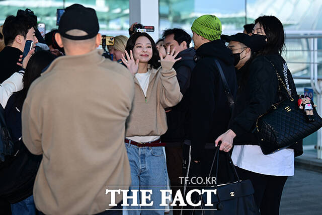 출국하는 제니 주변으로 취재진과 팬들이 모여있다.