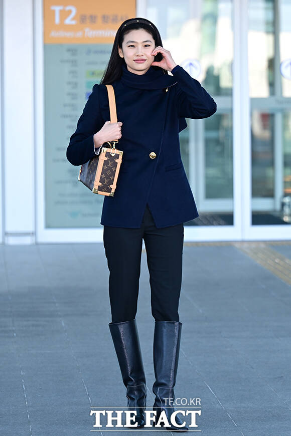 취재진의 요청으로 포토타임 갖는 정호연.