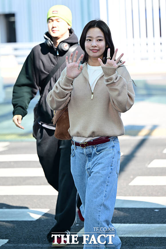 취재진과 팬들 향한 인사.