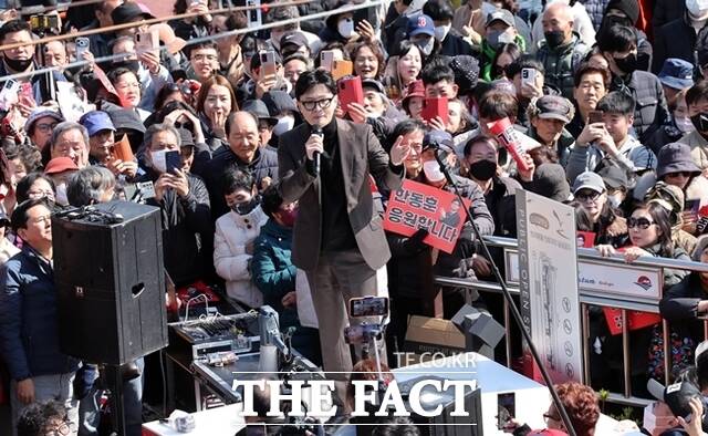 한동훈 전 국민의힘 대표가 7일 부산 북구 구포시장을 방문, 무대에 올라 지지자들에게 인사하고 있다. /뉴시스