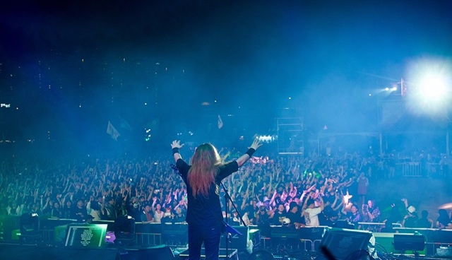 헤비니스 밴드의 음악은 페스티벌 현장에서만 즐기는 식으로 소비될 뿐직접적인 팬 유입이나 음원·음반 증가로는 잘 이어지지 않는 경향이 있어 이들의 입지를 더욱 축소시키고 있다. 사진은 2025년 펜타포트 락 페스티벌에서 공연하는 메써드의 모습이다./경기일보