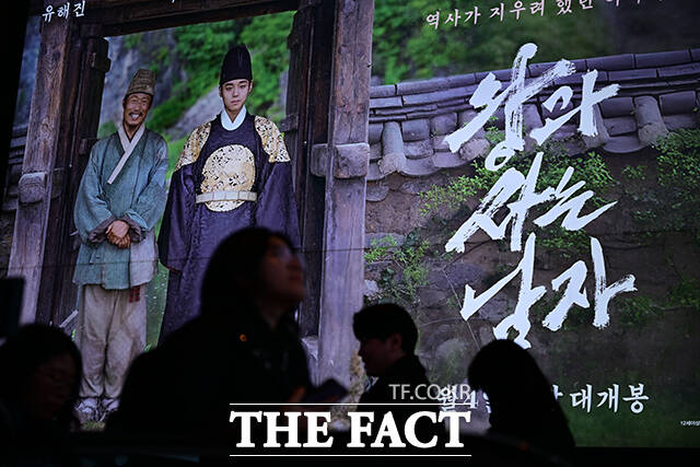 '영화 왕과 사는 남자'가 누적 관객 수 1000만을 돌파한 가운데 7일 오후 서울 용산구의 한 영화관에서 관객들이 상영관으로 향하고 있다. /남윤호 기자