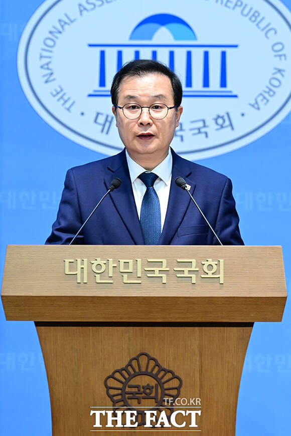 이건태 더불어민주당 의원이 8일 오전 서울 여의도 국회 소통관에서 쌍방울 대북 송금 사건과 관련해 기자회견을 하고 있다. /국회=남윤호 기자