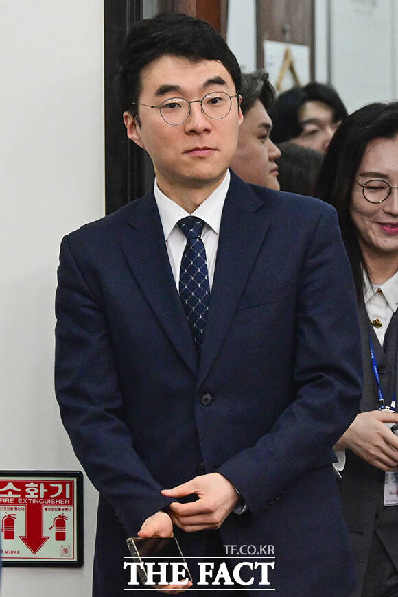 정청래 당대표의 기자회견 앞두고 회의실 둘러보는 김남국 대변인.