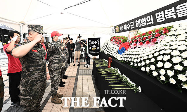 해병대 예비역 단체가 2024년 7월 17일 오전 서울 중구 청계장광에 마련된 고 채수근 해병 순직 1주기 추모 시민분향소에서 채 해병을 추모하고 있다. /박헌우 기자