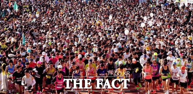 경북 성주군은 8일 성주별고을운동장에서 열린 2026 성주참외전국마라톤대회가 동호인과 가족, 자원봉사자 등 1만여 명이 참여해 봄날의 축제 분위기 속에서 성황리에 진행됐다고 밝혔다. /성주군