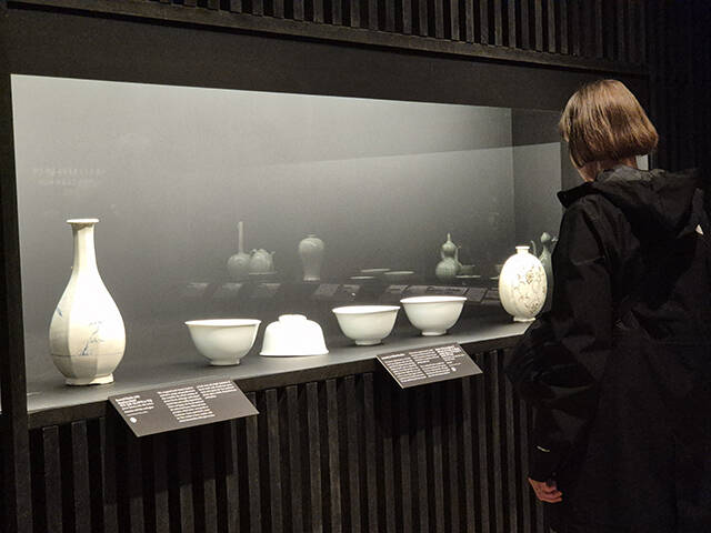 도자기를 바라보는 관람객의 모습. /국립중앙박물관