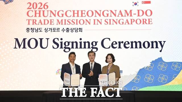 김태흠 충남도지사(가운데)가 지난 5일 싱가포르 스위소텔 더 스탬포드 호텔에서 열린 수출 상담회에서 도내 기업 관계자 및 현지 바이어들과 기념 촬영을 하고 있다. /충남도