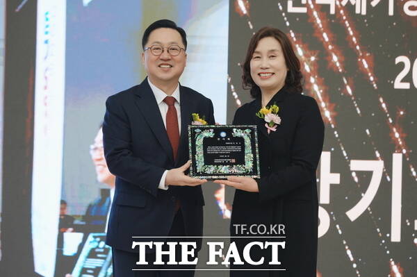 홍정미 한국재가장기요양기관협회 대전지부장이 7일 대전대학교 맥센터에서 열린 2026 대전광역시 장기요양인대회에서 이장우 대전시장에게 감사패를 전달하고 있다. /한국재가장기요양기관협회 대전지부
