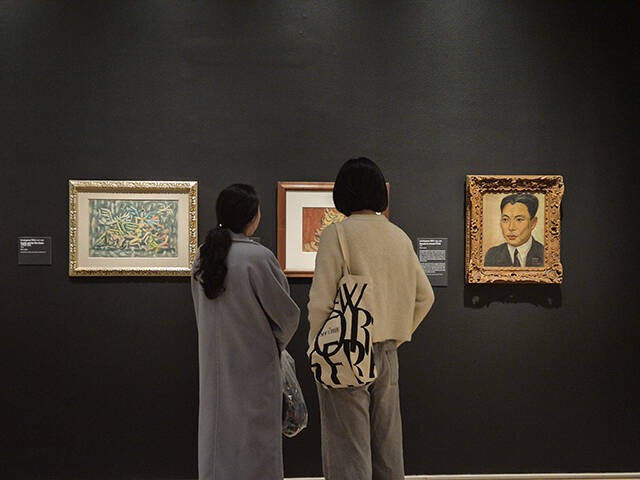 이중섭의 '황소' 등 작품을 감상하는 관람객의 모습. /국립중앙박물관