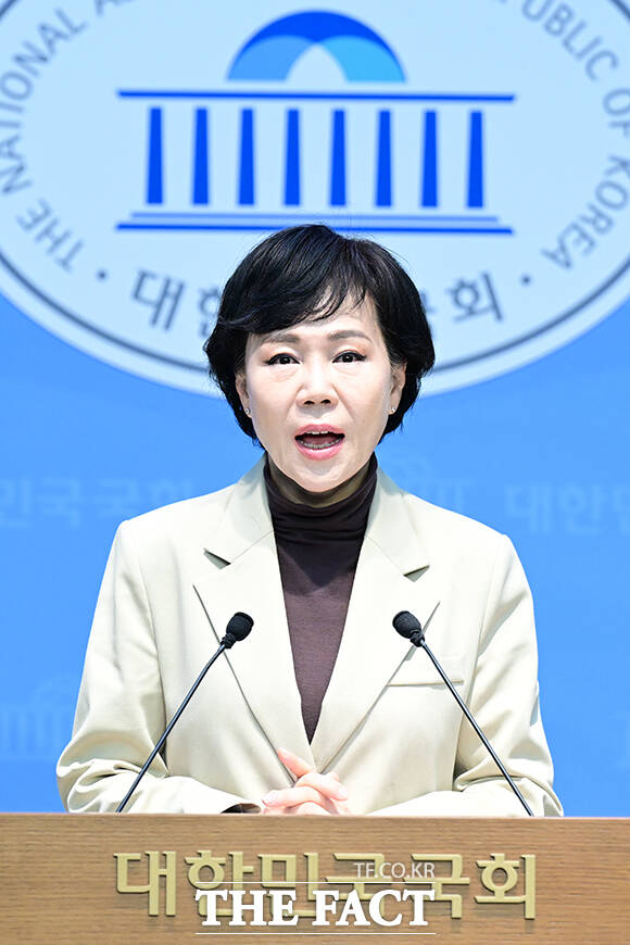서울시장 선거에 출사표를 던진 전현희 더불어민주당 의원이 8일 오전 서울 여의도 국회 소통관에서 기자회견을 열고 3·8 세계 여성의 날 기념 여성 정책 발표를 하고 있다. /국회=남윤호 기자