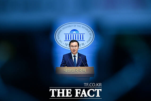 이건태 더불어민주당 의원이 8일 오전 서울 여의도 국회 소통관에서 쌍방울 대북 송금 사건과 관련해 기자회견을 하고 있다. /국회=남윤호 기자