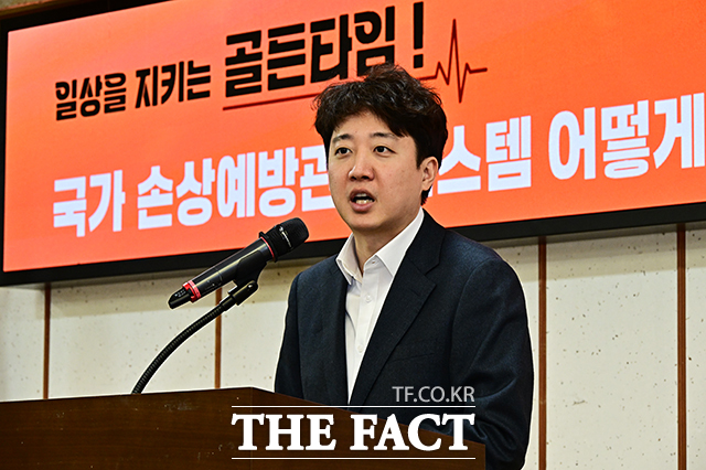 이준석 개혁신당 대표가 지난달 6일 오전 서울 여의도 국회 의원회관 제3세미나실에서 열린 ‘일상을 지키는 골든타임! 국가 손상예방관리시스템 어떻게 구축할 것인가?’ 정책 토론회에 참석해 축사를 하고 있다. /국회=배정한 기자